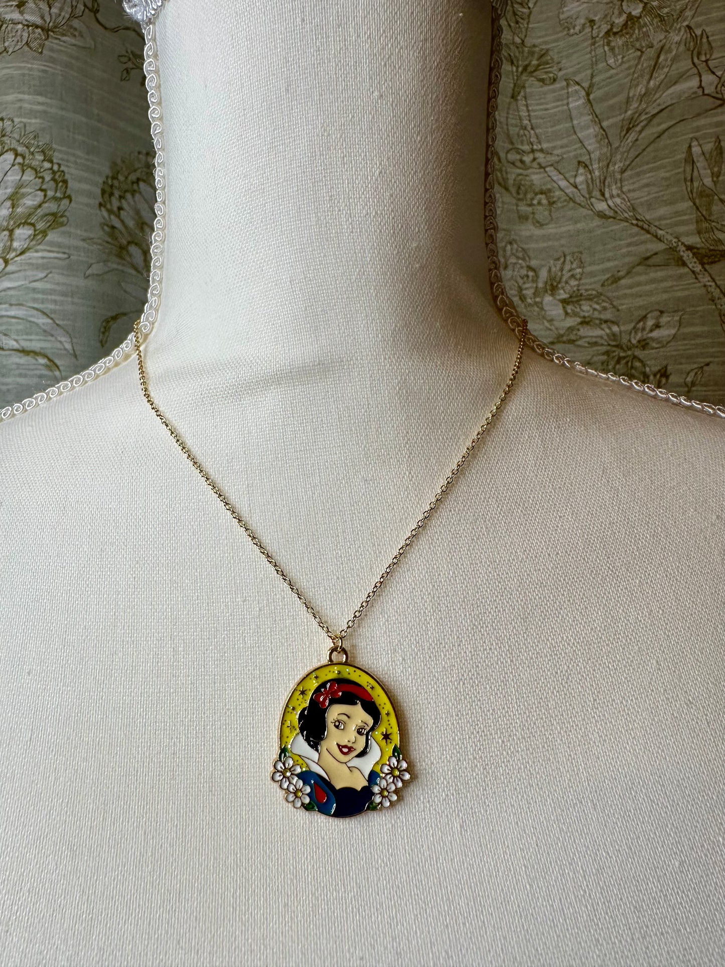 Snow White Necklace